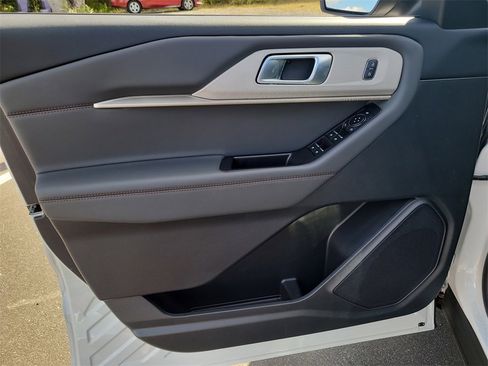 Used 2025 Ford Explorer Active image 15