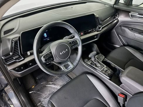 Used 2025 Kia Sportage EX FWD image 2