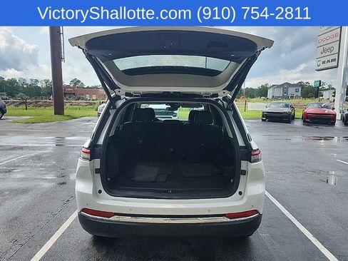 Used 2023 Jeep Grand Cherokee Limited AWD/4WD image 29