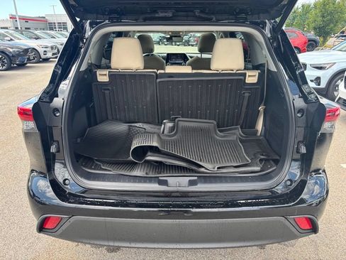 Used 2021 Toyota Highlander XLE AWD/4WD image 24