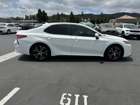 Used 2019 Toyota Camry SE w/ Blackout Package FWD image 4