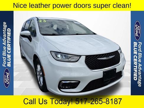 Used 2023 Chrysler Pacifica Touring-L FWD image 1
