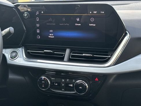 Certified 2025 Chevrolet Trax LT FWD image 14