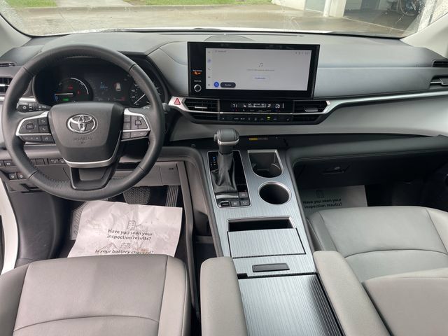 Used 2025 Toyota Sienna XLE FWD image 13