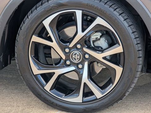 Used 2019 Toyota C-HR XLE image 11