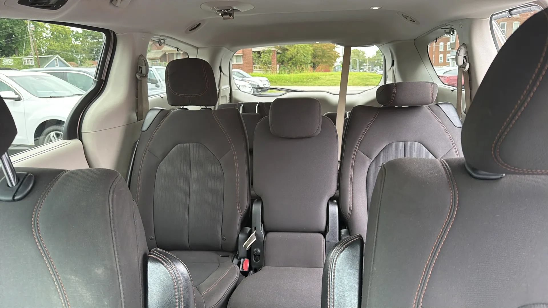 Used 2017 Chrysler Pacifica Touring Plus w/ Tire & Wheel Group FWD image 11
