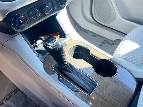 Used 2017 GMC Acadia SLE image 16