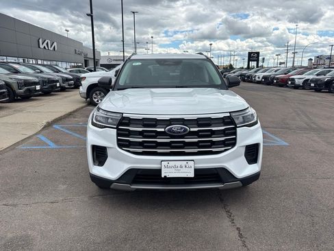 Used 2025 Ford Explorer Active AWD/4WD image 2