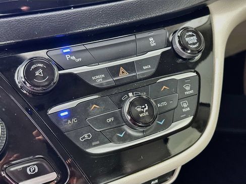 Used 2017 Chrysler Pacifica Touring-L FWD image 17