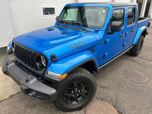 Certified 2025 Jeep Gladiator Sport AWD/4WD image 1