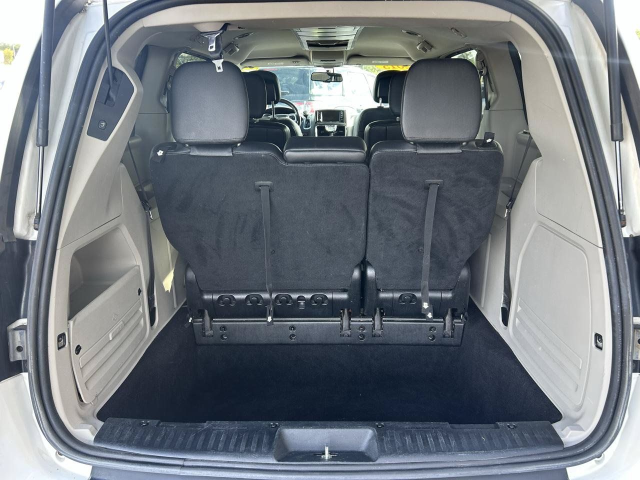 Used 2015 Chrysler Town & Country Touring FWD image 16