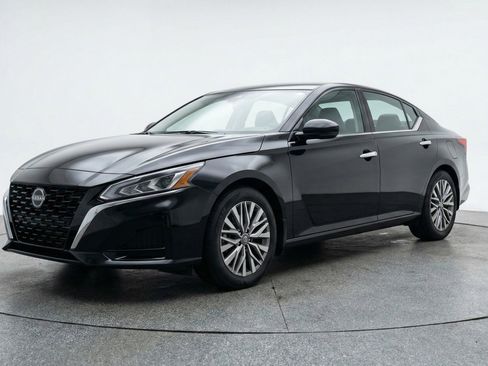 Used 2025 Nissan Altima 2.5 SV FWD image 3