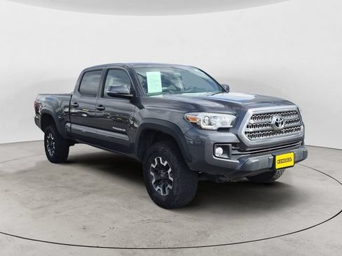 Used 2017 Toyota Tacoma TRD Off-Road AWD/4WD image 3