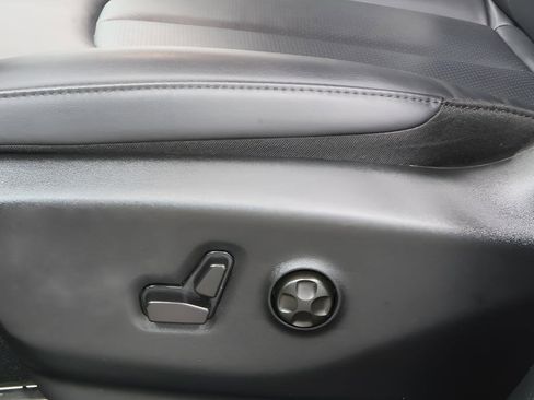 Used 2025 Chrysler Pacifica Select image 19