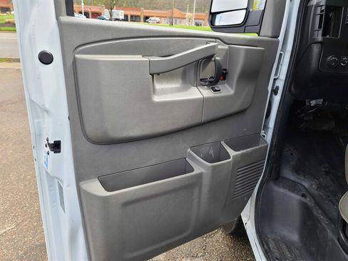 Used 2018 GMC Savana 2500 Extended w/ Driver Convenience Package image 7