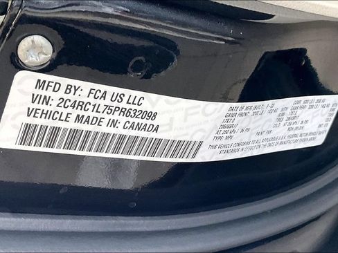 Used 2023 Chrysler Pacifica Touring-L FWD image 38