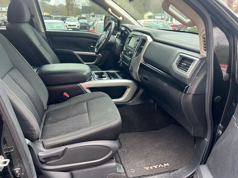 Used 2019 Nissan Titan SV w/ SV Convenience Package AWD/4WD image 13