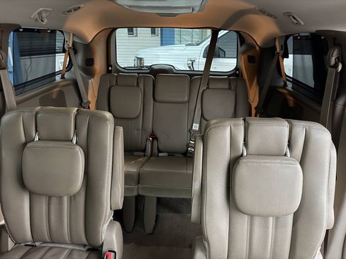 Used 2014 Chrysler Town & Country Touring-L w/ Driver Convenience Group FWD image 52