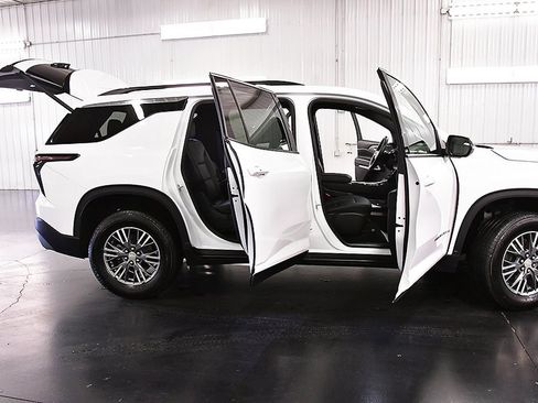 Used 2025 Chevrolet Traverse LT image 30