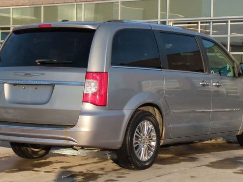 Used 2014 Chrysler Town & Country Touring-L image 6