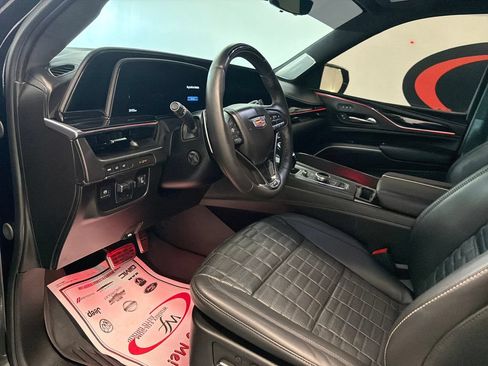 Used 2024 Cadillac Escalade ESV V w/ LPO, ONYX Package AWD/4WD image 11
