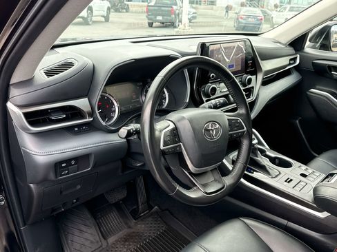 Used 2023 Toyota Highlander XLE AWD/4WD image 9