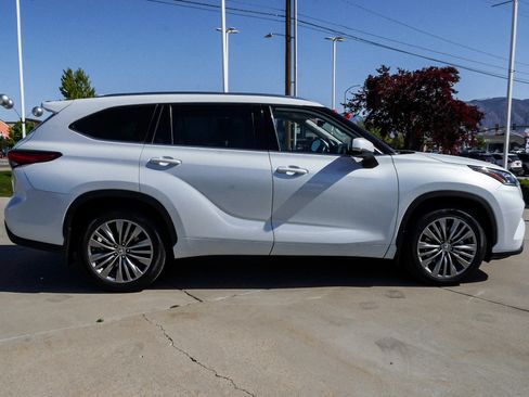 Used 2022 Toyota Highlander Platinum AWD/4WD image 9