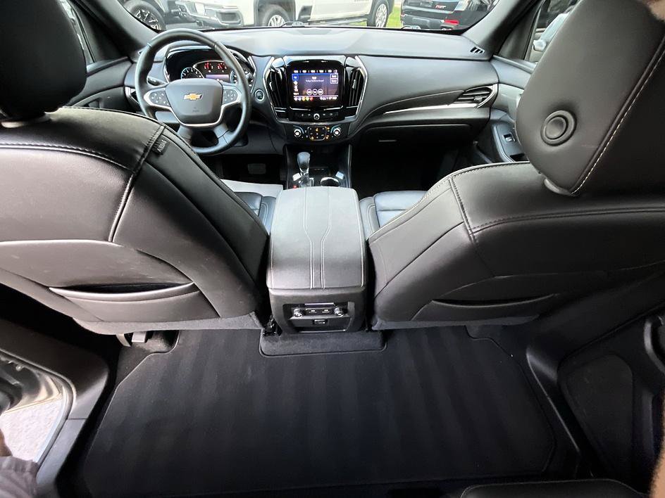Used 2023 Chevrolet Traverse LT AWD/4WD image 3