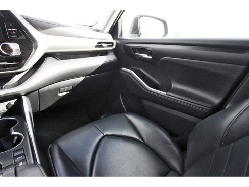 Used 2023 Toyota Highlander XLE FWD image 13