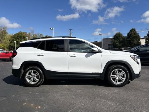 Certified 2022 GMC Terrain SLE w/ Driver Convenience Package image 9