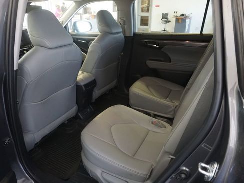 Certified 2025 Toyota Highlander Limited AWD/4WD image 22