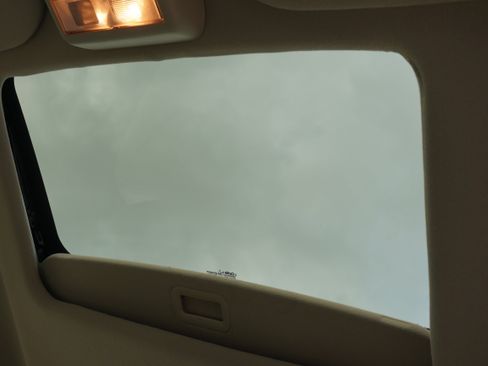 Used 2005 Lincoln Town Car Signature Limited image 13