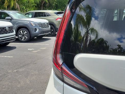 Used 2025 Kia Soul LX FWD image 31