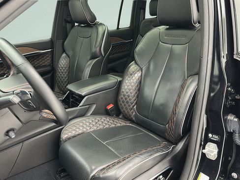 Used 2023 Jeep Grand Cherokee Summit AWD/4WD image 15