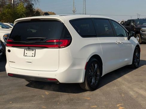 New 2026 Chrysler Pacifica Select image 7