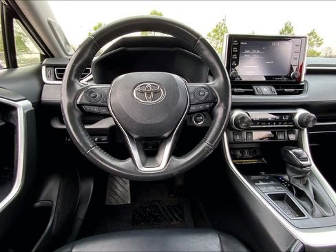 Used 2021 Toyota RAV4 XLE Premium image 5