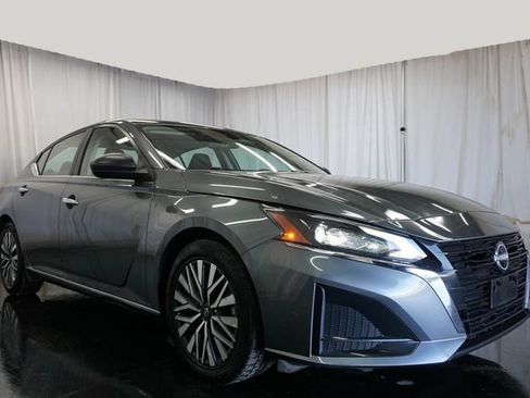 Used 2024 Nissan Altima 2.5 SV FWD image 2