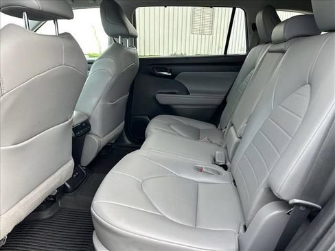 Used 2020 Toyota Highlander XLE AWD/4WD image 17