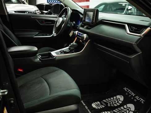 Used 2019 Toyota RAV4 LE w/ Carpet Mat Package AWD/4WD image 13
