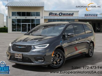 Used 2021 Chrysler Pacifica Touring-L w/ Uconnect Theater Family Group