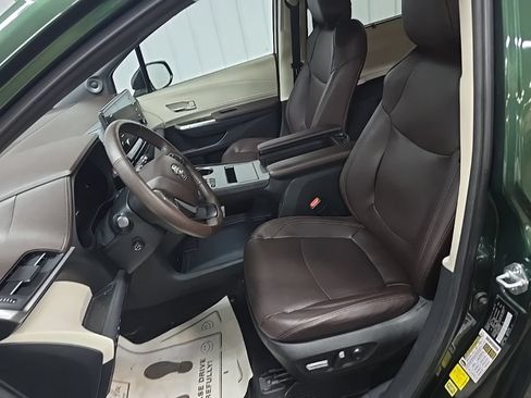 Used 2023 Toyota Sienna Platinum AWD/4WD image 36