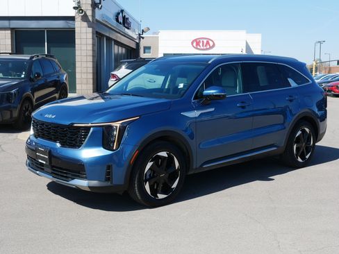 Certified 2025 Kia Sorento EX w/ EX Panoramic Sunroof Package image 3