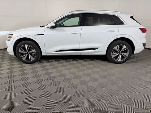 Used 2024 Audi Q8 e-tron Premium Plus AWD/4WD image 2