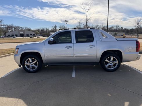Used 2012 Chevrolet Avalanche LTZ image 4