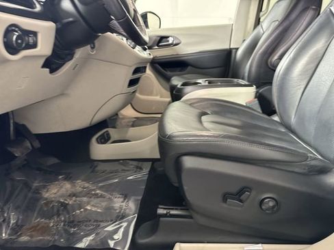 Used 2020 Chrysler Pacifica Touring-L image 19