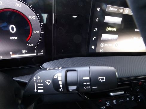 Used 2025 Nissan Kicks SR image 31