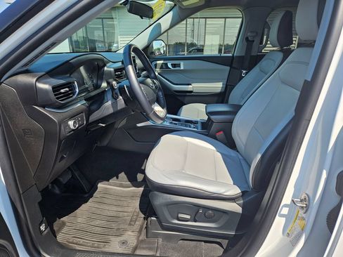 Used 2021 Ford Explorer XLT w/ Equipment Group 202A AWD/4WD image 15
