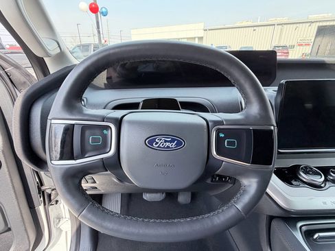 Used 2025 Ford Expedition Active image 17