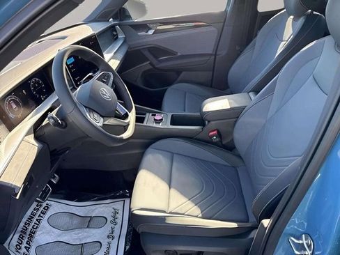 New 2025 Volkswagen Tiguan SE R-Line image 5