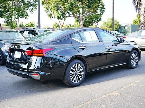 Used 2025 Nissan Altima 2.5 SV FWD image 8